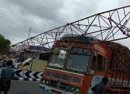 കാറ്റില്‍ മൊബൈല്‍ ടവര്‍ തകര്‍ന്നുവീണു; ബൈക്ക് യാത്രികന് ദാരുണാന്ത്യം