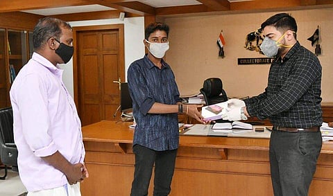 പ്ലസ്ടുവിന് അഖിലേന്ത്യാ തലത്തില്‍ നാലാം റാങ്ക്, സിവില്‍ സര്‍വീസ് ലക്ഷ്യം; വിനായകിന് കലക്ടറുടെ വക ടാബ് സമ്മാനം 
