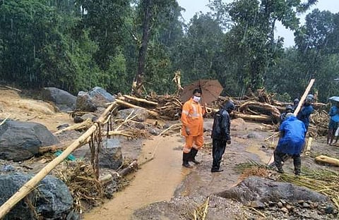 വയനാട് മേപ്പാടിയില്‍ ഉരുള്‍പൊട്ടല്‍, രണ്ടു വീടുകള്‍ തകര്‍ന്നു (ചിത്രങ്ങള്‍, വിഡിയോ)