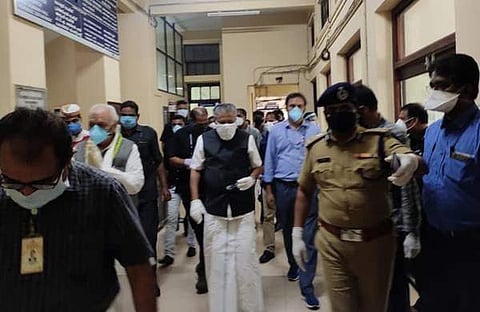 കോഴിക്കോട് മെഡിക്കല്‍ കോളജില്‍ ഗവര്‍ണര്‍ ആരിഫ് മുഹമ്മദ് ഖാനും മുഖ്യമന്ത്രി പിണറായി വിജയനും സന്ദര്‍ശനം നടത്തുന്നു