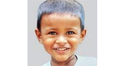 കുത്തൊഴുക്കിൽപ്പെട്ട കുഞ്ഞിനെ മത്സ്യത്തൊഴിലാളി വലവീശിയെടുത്തു, ജീവനോടെ കരയ്ക്കെത്തിച്ചെങ്കിലും രക്ഷിക്കാനായില്ല