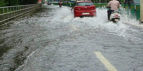 വെള്ളത്തില്‍ മുങ്ങി കോട്ടയം നഗരം, കാര്‍ ഒഴുക്കില്‍പെട്ട് യുവാവിനെ കാണാതായി