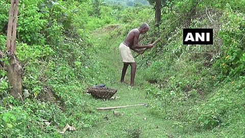 30 വര്‍ഷം കൊണ്ട് മൂന്ന്‌ കിലോമീറ്റര്‍ കനാല്‍ ഒറ്റയ്ക്ക് കുഴിച്ചു, മലയില്‍ നിന്നും വെളളം എത്തിച്ചു; ഒരു ഗ്രാമത്തിന്റെ ദാഹം മാറ്റിയ കര്‍ഷകന്റെ കഥ (ചിത്രങ്ങള്‍)