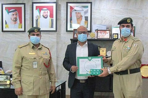 പത്ത് ലക്ഷം രൂപയും 40 ലക്ഷത്തിന്റെ സ്വർണവുമടങ്ങിയ ബാ​ഗ് കിട്ടി, തിരിച്ചേർപ്പിച്ച് ഇന്ത്യക്കാരൻ മാതൃകയായി; യുഎഇ പൊലീസിന്റെ ആദരം
