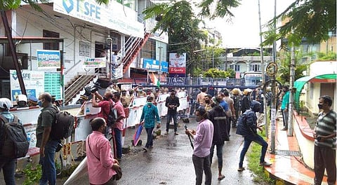 ജലീലിനെ ചോദ്യം ചെയ്യുന്ന എന്‍ഐഎ ഓഫിസിനു പുറത്ത് തടിച്ചുകൂടിയ മാധ്യമ പ്രവര്‍ത്തകര്‍/എ സനേഷ്‌