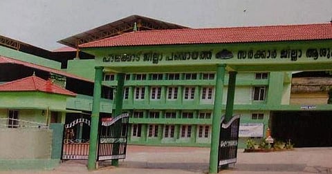 കോവിഡ് ബാധിച്ചു മരിച്ച വയോധികയ്ക്ക് പകരം വെള്ളത്തില്‍ വീണു മരിച്ചആദിവാസി യുവതിയുടെ മൃതദേഹം; ജില്ലാ ആശുപത്രിക്കെതിരെ പരാതി