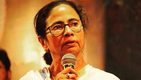 പാട്ടുപാടി ദുര്‍ഗയെ വരവേറ്റ് മുഖ്യമന്ത്രി ( വീഡിയോ)  