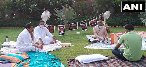 സമരം ചെയ്യുന്ന എംപിമാര്‍ക്ക് ചായയുമായി രാജ്യസഭാ ഉപാധ്യക്ഷന്‍ ; ജനാധിപത്യത്തിന്റെ ഉന്നതമൂല്യമെന്ന് പ്രധാനമന്ത്രി ( വീഡിയോ)