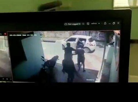 തമിഴ്‌നാട്ടില്‍ പട്ടാപ്പകല്‍ മന്ത്രിയുടെ പിഎയെ അജ്ഞാത സംഘം കാറില്‍ തട്ടിക്കൊണ്ടുപോയി (വീഡിയോ)