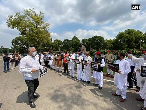 'കര്‍ഷകരെ രക്ഷിക്കൂ.. ജനാധിപത്യം രക്ഷിക്കൂ.'. ; പാര്‍ലമെന്റ് വളപ്പില്‍ പ്രതിഷേധ മാര്‍ച്ച് ; കാര്‍ഷിക ബില്ലിനെതിരെ പ്രതിപക്ഷം ഇന്ന് രാഷ്ട്രപതിയെ കാണും
