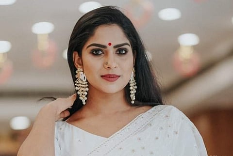 അമ്മയെയും  പെങ്ങമ്മാരെയും  തിരിച്ചറിയാത്തവൻ,  അശ്ലീലസന്ദേശം അയച്ച യുവാവിനെ തുറന്നുകാട്ടി നടി സ്വാസിക 