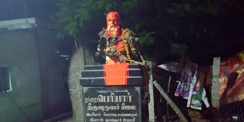 കാവി നിറം പൂശി; ചെരുപ്പ് മാല അണിയിച്ചു; തമിഴ്‌നാട്ടില്‍ പെരിയാര്‍ പ്രതിമയ്ക്ക് നേരെ വീണ്ടും ആക്രമണം