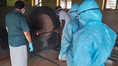 ഭാര്യയും മക്കളും ക്വാറന്റൈനില്‍; കോവിഡ് ബാധിച്ച് മരിച്ചയാളുടെ ചിതയ്ക്ക് തീ കൊളുത്തി പഞ്ചായത്ത് പ്രസിഡന്റ്