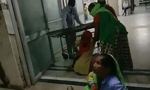 ചികിത്സ വൈകി; യുവതി ആശുപത്രിയുടെ പ്രവേശന കവാടത്തില്‍ പ്രസവിച്ചു; അന്വേഷണത്തിന് ആരോഗ്യവകുപ്പ് ഉത്തരവിട്ടു