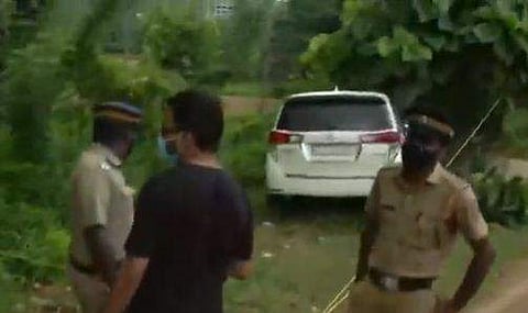 മലപ്പുറത്ത് സ്വര്‍ണക്കടത്ത് സംഘം ഡിആര്‍ഐ ഉദ്യോഗസ്ഥരെ ഇടിച്ചു തെറിപ്പിച്ചു;  നിയന്ത്രണം വിട്ട് വാഹനം മരത്തിലിടിച്ചു; രണ്ട് പേര്‍ കസ്റ്റഡിയില്‍