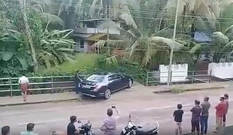 ഇത്തവണ പണി പാളി; സ്ലാബിലെ 'പാര്‍ക്കിങ് വിസ്മയ'ത്തിലെ പുതിയ വിഡിയോ