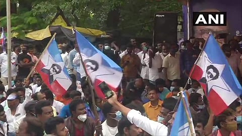 രജനി ആരാധകരുടെ പ്രതിഷേധം/ ഫോട്ടോ: എഎൻഐ