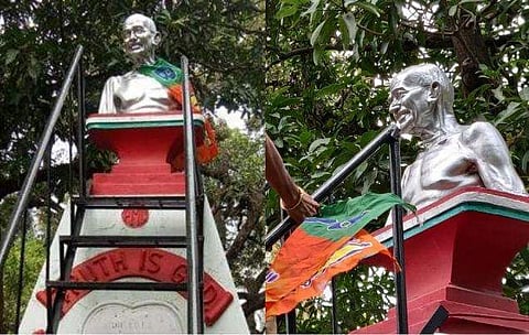 ഗാന്ധി പ്രതിമയിൽ ബിജെപി കെ‍ാടി കെട്ടിയ നിലയിൽ/ചിത്രം: എക്സ്പ്രസ്