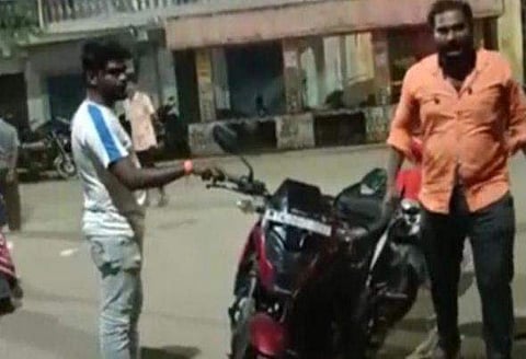 ഹോട്ടലുടമയെ ഭീഷണിപ്പെടുത്തി ബിജെപി പ്രവര്‍ത്തകര്‍ / സമൂഹമാധ്യമങ്ങളില്‍ പ്രചരിക്കുന്ന വീഡിയോയില്‍ നിന്ന്‌
