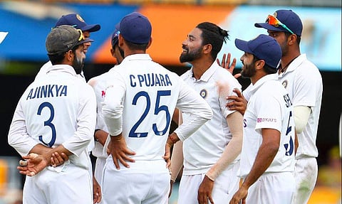 സഹ താരങ്ങൾക്കൊപ്പം വിക്കറ്റ് നേട്ടമാഘോഷിക്കുന്ന മുഹമ്മദ് സിറാജ്/ പിടിഐ