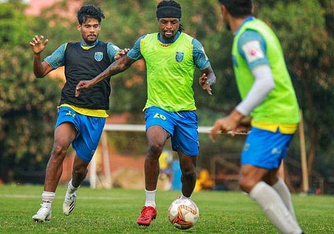 മുംബൈ സിറ്റിക്കെതിരായ മത്സരത്തിന് മുന്‍പ് ബ്ലാസ്‌റ്റേഴ്‌സ് താരങ്ങള്‍ പരിശീലനത്തില്‍/ഫോട്ടോ: കേരള ബ്ലാസ്റ്റേഴ്‌സ്, ഫെയ്‌സ്ബുക്ക്‌