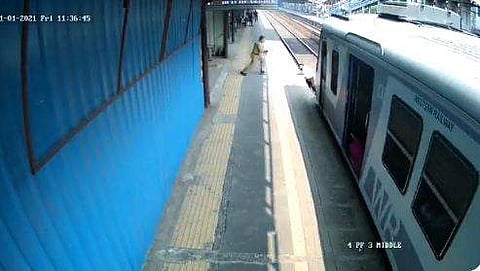 യാത്രക്കാരന്റെ അത്ഭുതകരമായ രക്ഷപ്പെടല്‍ / വീഡിയോ ചിത്രം