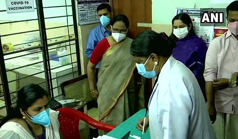 ഡ്രൈ റണ്‍ മന്ത്രി കെ കെ ശൈലജ വിലയിരുത്തുന്നു / എഎന്‍ഐ