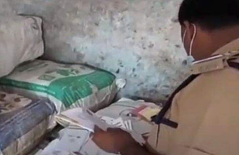 കണ്ടെത്തിയ ആധാര്‍ കെട്ട് പൊലീസ് പരിശോധിക്കുന്നു/ടെലിവിഷന്‍ ദൃശ്യം