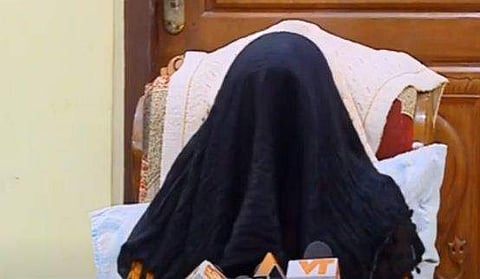 കടയ്ക്കാവൂര്‍ പോക്‌സോ ആരോപണവിധേയയായ യുവതി മാധ്യമങ്ങളെ കാണുന്നു /ടെലിവിഷന്‍ ചിത്രം
