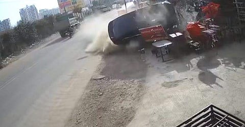 നിയന്ത്രണംവിട്ട് മറിയുന്ന കാര്‍