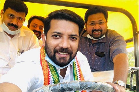 യൂത്ത് കോണ്‍ഗ്രസ് നേതാക്കളായ ഷാഫി പറമ്പില്‍, കെ എസ് ശബരീനാഥന്‍ എന്നിവര്‍ / ഫെയ്‌സ്ബുക്ക് ചിത്രം