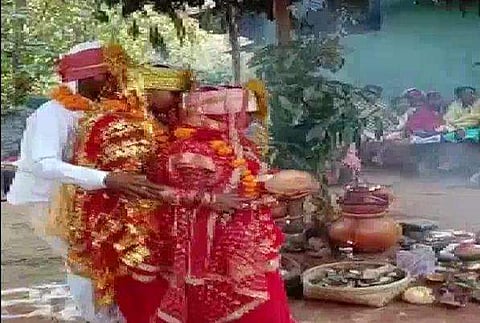 ഒരേ വേദിയില്‍ വച്ച് രണ്ട് കാമുകിമാരെ വിവാഹം ചെയ്ത് യുവാവ് ചിത്രം എഎന്‍ഐ