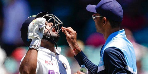 സിഡ്‌നി ടെസ്റ്റിന് ഇടയില്‍ പരിക്കേറ്റ റിഷഭ് പന്തിനെ ഫിസിയോ പരിശോധിക്കുന്നു/ഫോട്ടോ: എപി