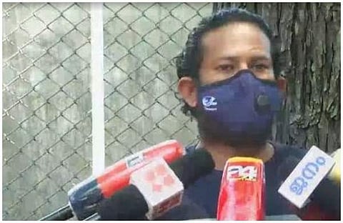 സന്ദീപ് നായര്‍ മാധ്യമങ്ങളെ കണ്ടപ്പോള്‍/വീഡിയോ സ്‌ക്രീന്‍ഷോട്ട്‌