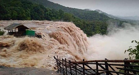 നദി കരകവിഞ്ഞൊഴുകുന്നു / വീഡിയോ ദൃശ്യം
