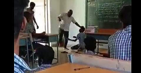 തമിഴ്നാട് ചിദംബരത്ത് സ്കൂൾ വിദ്യാർഥിയെ അധ്യാപകൻ മർദിക്കുന്നു