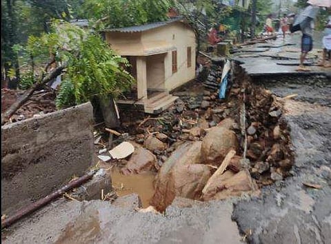 കൂട്ടിക്കലില്‍ ഉരുള്‍പ്പൊട്ടലില്‍ തകര്‍ന്ന റോഡ്‌