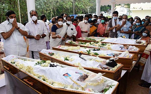 മന്ത്രി വാസവന്‍ അന്തിമോപചാരം അര്‍പ്പിക്കുന്നു / ട്വിറ്റര്‍ ചിത്രം