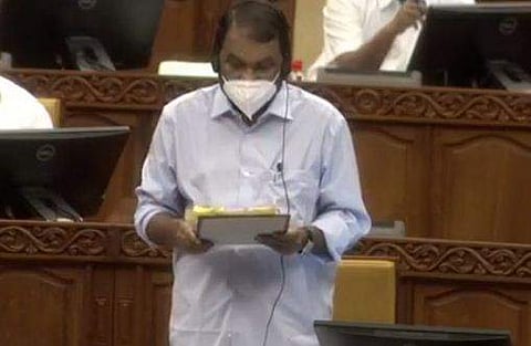 മന്ത്രി വി ശിവന്‍കുട്ടി നിയമസഭയില്‍ മറുപടി പറയുന്നു