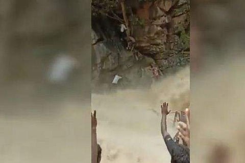 വെള്ളച്ചാട്ടത്തില്‍ കുടുങ്ങിപ്പോയ അമ്മയെയും കുഞ്ഞിനെയും രക്ഷിക്കുന്നു