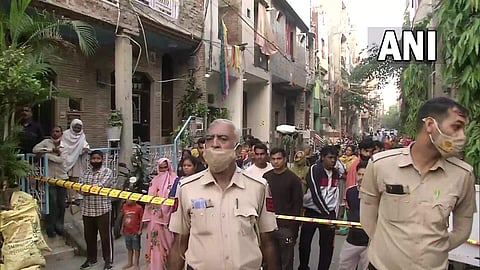 ഡല്‍ഹിയില്‍ തീപിടിത്തമുണ്ടായ വീടിന് സമീപം, എഎന്‍ഐ