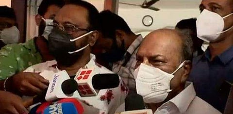 ചെറിയാൻ ഫിലിപ്പ് ആന്റണിക്കൊപ്പം മാധ്യമങ്ങളെ കാണുന്നു/ ടെലിവിഷൻ ചിത്രം
