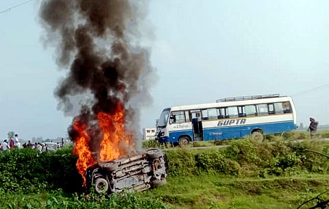 കര്‍ഷകര്‍ കേന്ദ്രമന്ത്രിയുടെ വ്യൂഹത്തിലെ വാഹനങ്ങള്‍ക്ക് തീയിട്ടപ്പോള്‍/പിടിഐ
