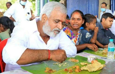 പികെ ശേകര്‍ ബാബു നായ്ക്കുറവര്‍ക്കൊപ്പം അന്നദാനത്തില്‍ പങ്കെടുക്കുന്നു/ഫെയ്‌സ്ബുക്ക്‌