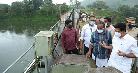 മന്ത്രിമാരായ റോഷി അ​ഗസ്റ്റിനും പ്രസാദും അണക്കെട്ട് സന്ദർശിക്കുന്നു/ ഫെയ്സ്ബുക്ക് ചിത്രം