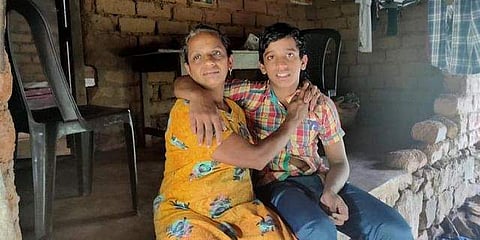 ലിജീഷ് മാത്യുവും അമ്മ സാലിയും/ ഫോട്ടോ: എക്സ്പ്രസ്
