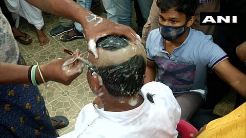 ബിജെപി എംഎല്‍എ തല മൊട്ടയടിക്കുന്നു