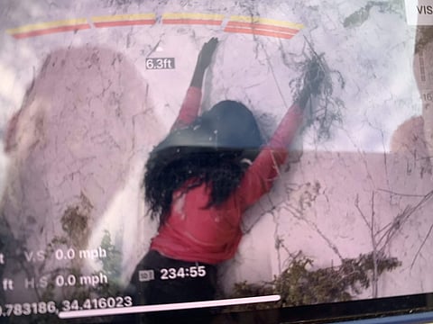 പാറയില്‍ തൂങ്ങിക്കിടക്കുന്ന 'യുവതിയുടെ' രൂപം, ട്വിറ്റര്‍