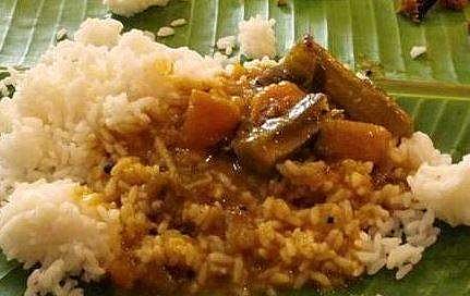 മലപ്പുറം വേങ്ങര ഇഎം യുപി സ്‌കൂളില്‍ ഭക്ഷ്യവിഷബാധയെ തുടര്‍ന്ന് പത്തൊന്‍പത് വിദ്യാര്‍ഥികളെയും അധ്യാപകരെയും ആശുപത്രിയില്‍ പ്രവേശിപ്പിച്ചു.