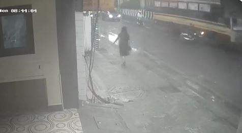 കുഴിയില്‍ വീണ് നിയന്ത്രണം നഷ്ടപ്പെട്ട ബൈക്ക് ഓടുന്ന ബസിന്റെ അടിയിലേക്ക്